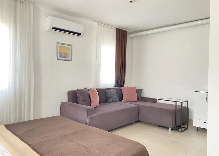 Stylish Peaceful Gem In Center